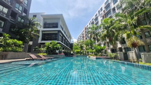Stasia Suites Sriracha