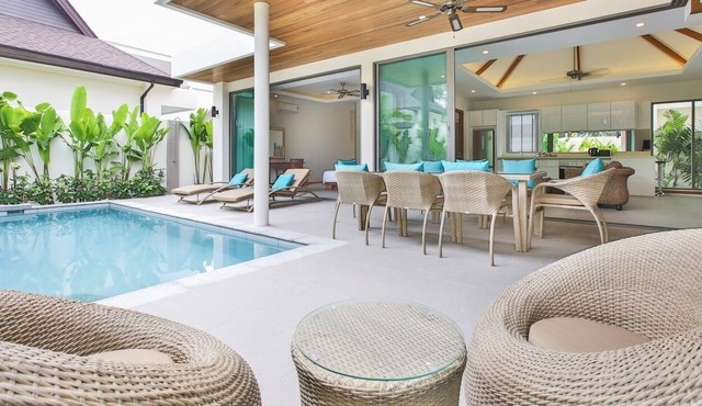 Stunning Rawai Beach Villa Villa with 4 bedrooms and swimming pool