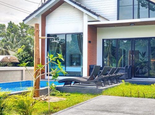 Sunny Petite Villa Close to Beach