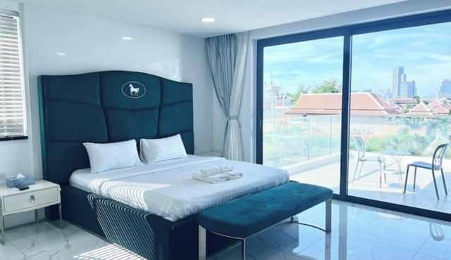 TagVilla Palm Spring Villa in Pattaya -08 Bedroom