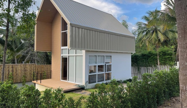 Unique Mountain Sun Guesthouse with WiFi, AC in the heart of Koh Phangan