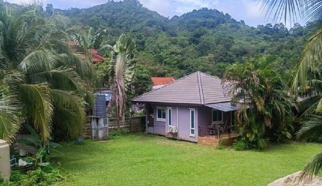 Villa au Pied de la Forêt Dans 1 Grand Jardin a 5mn d une Magnifique Plage in Tambon Kamala