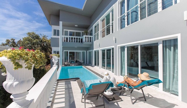 VILLA ELIZA Honeymoon Suites with private pool in Bo Put