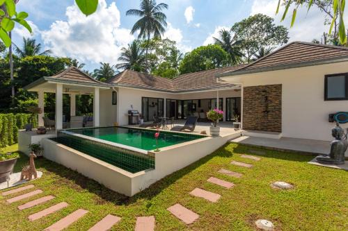 Villa Internationale 3BR Tropical Escape in Ban Thung
