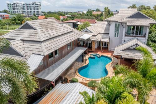 Villa Nautica Pattaya - 4 BR Luxury Pool Villa With Unique Yacht-house in Pattaya