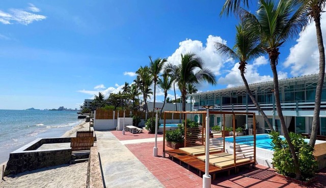 Wander at Bayside 19 | Ground-floor Beach Suite, self-catering (sleeps 6)