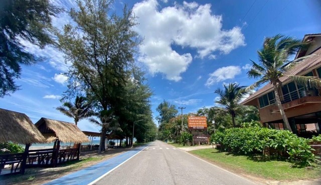 White Beach Resort in Bang Saphan