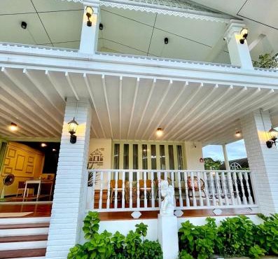 Zane Balcony House Ranong Hotel เซน บัลโคนี่ เฮ้าส์ ระนอง in Ranong