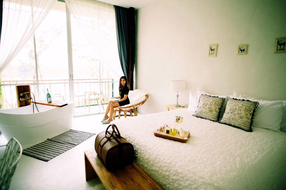 Kamphaeng Phet House | White Wall Riverfront Hotel