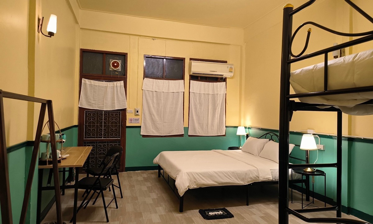 Maha Phruttharam Hostel | During Moonshine Hostel Samyan