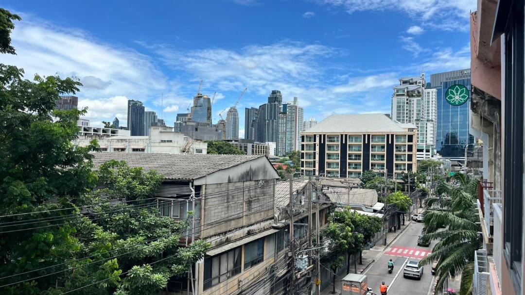 Sukhumvit House | Enjoyable Urban Escape Sukhumvit Ekkamai