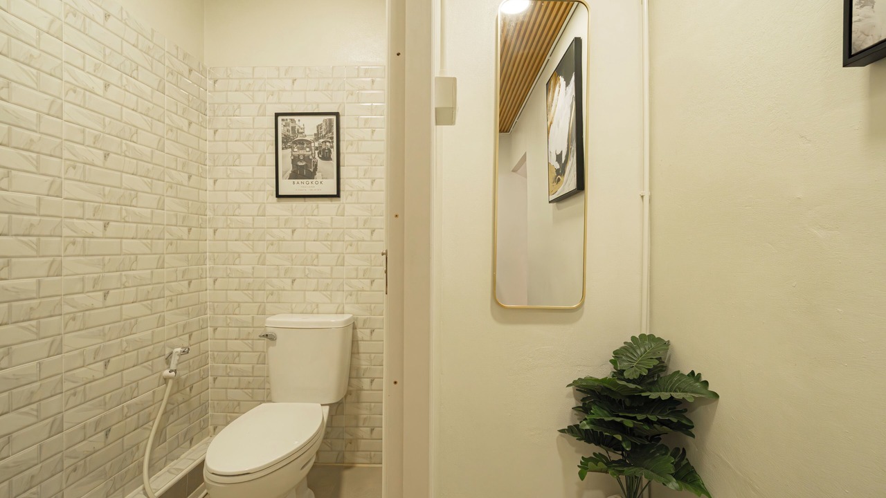 Photo of Bathroom in Pom Prap Sattru Phai