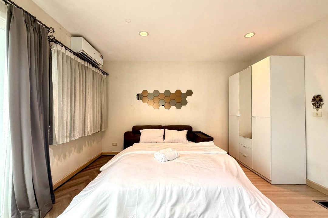Photo of Bedroom in Khanna Yao