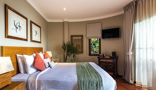 Superior Bungalow, 1 King Bed, Non Smoking, Partial Sea View
