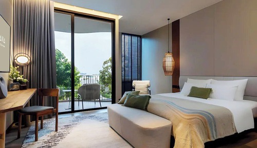 Luxe Pool King Bed