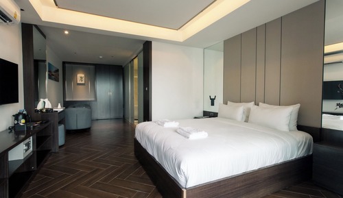 Executive Suite, 1 King Bed, City View