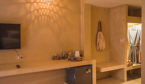 Deluxe Room, 1 King Bed, Pool Access
