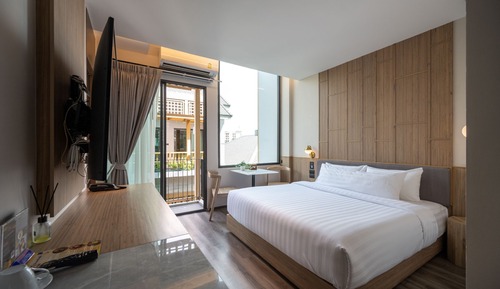 Deluxe Room, 1 King Bed, Balcony, Pool View