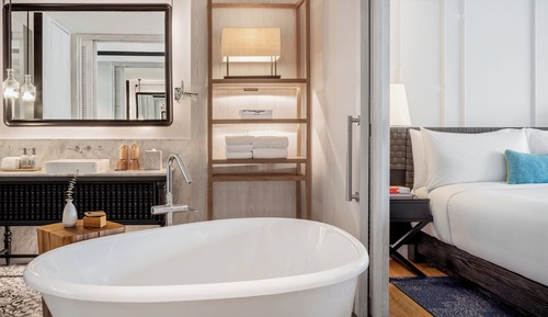1 King Bed Essential Resort View