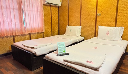 Private Twin room with shared washroom