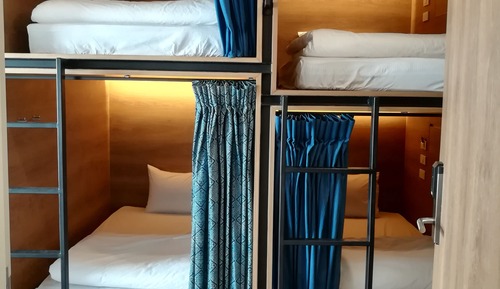 10-Bed Mixed Dormitory with Shared Bathroom 
