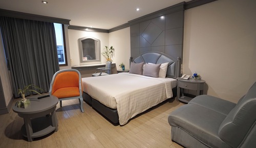 Corner Suite Room