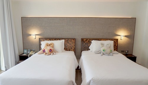 Twin Room, Overwater