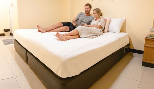 Deluxe Room, 1 King Bed, Private Bathroom