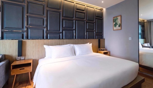 Deluxe Room, 1 King Bed, Non Smoking, Pool Access