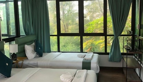 Deluxe Room with Balcony and Sea View