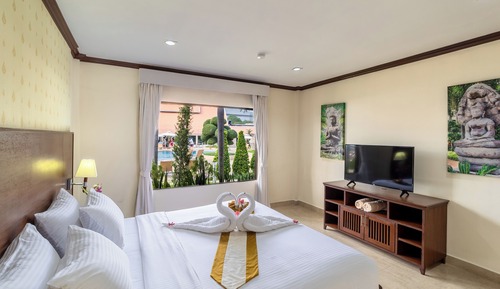 Deluxe Apartment, 1 King Bed, Poolside