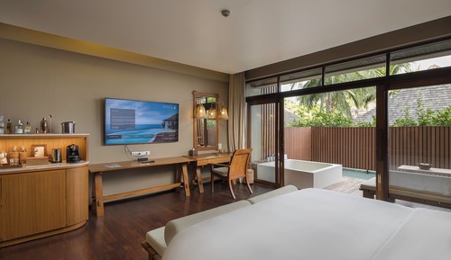 Deluxe Room, Jetted Tub