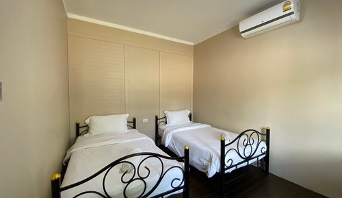 Pearl Room (Shared Bathrooms)