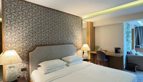 Junior Room, Pool View