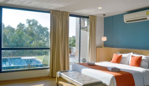 Deluxe Pool Access Room
