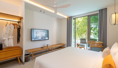 Superior Room, 1 King Bed, Pool Access