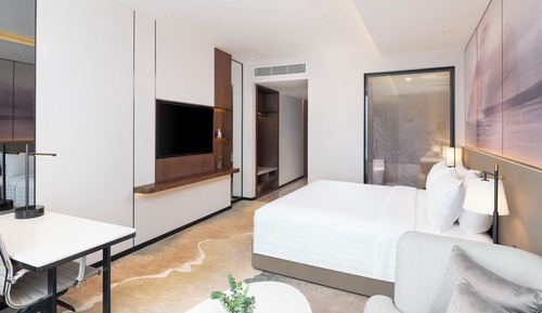 Deluxe Room, 1 King Bed, City View