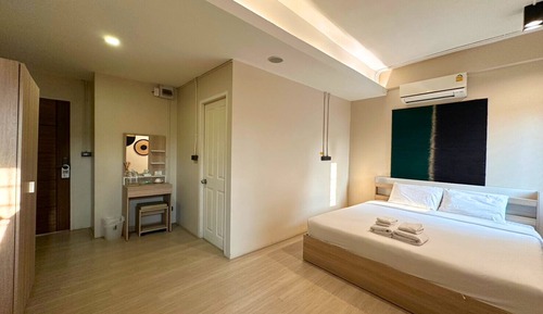 Deluxe Room, 1 King Bed, Non Smoking, Private Bathroom