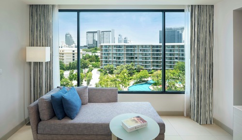 Deluxe Room, 1 King Bed, Pool View