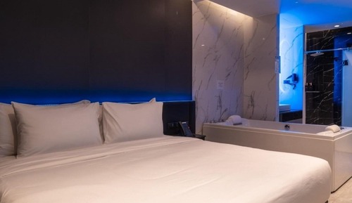 One Bedroom Suite with Jacuzzi