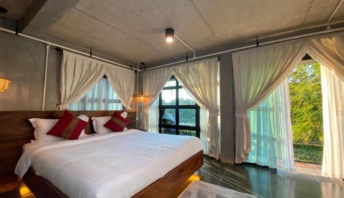 Basic Room, 1 King Bed, Balcony, River View
