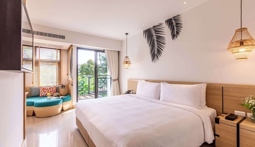 Superior Pool View, 1 King Bed