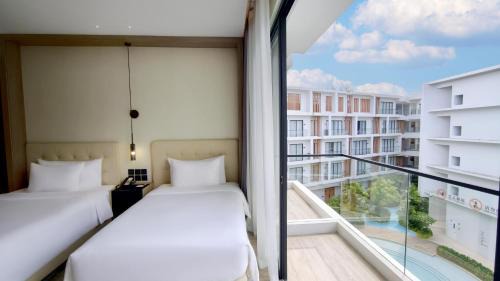 Deluxe Room - Pool View