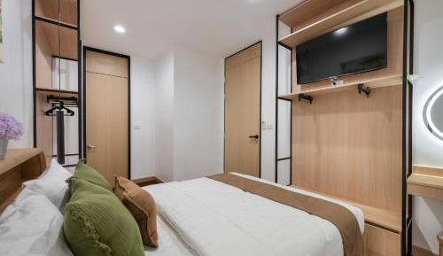 Queen Room with Bath Tub