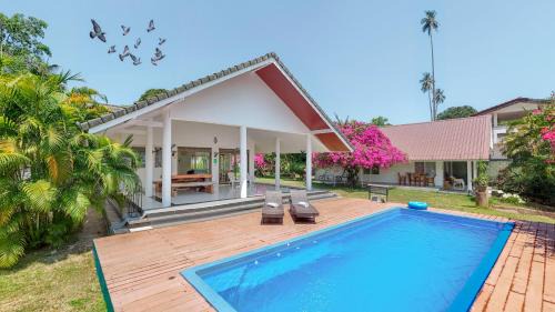 Family Room with Garden View