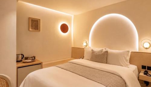 Deluxe Room with Queen bed