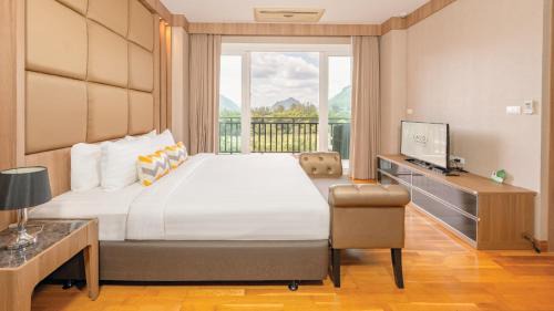 Three-Bedroom Family Suite Hillside