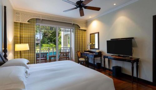 Pool Suite with King Bed and Club Access