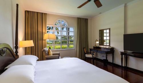 Prestige King Suite with Club Access  - Pool/Sea View
