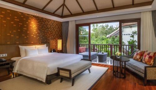 Premium Deluxe King Suite with Private Garden and Mountain View